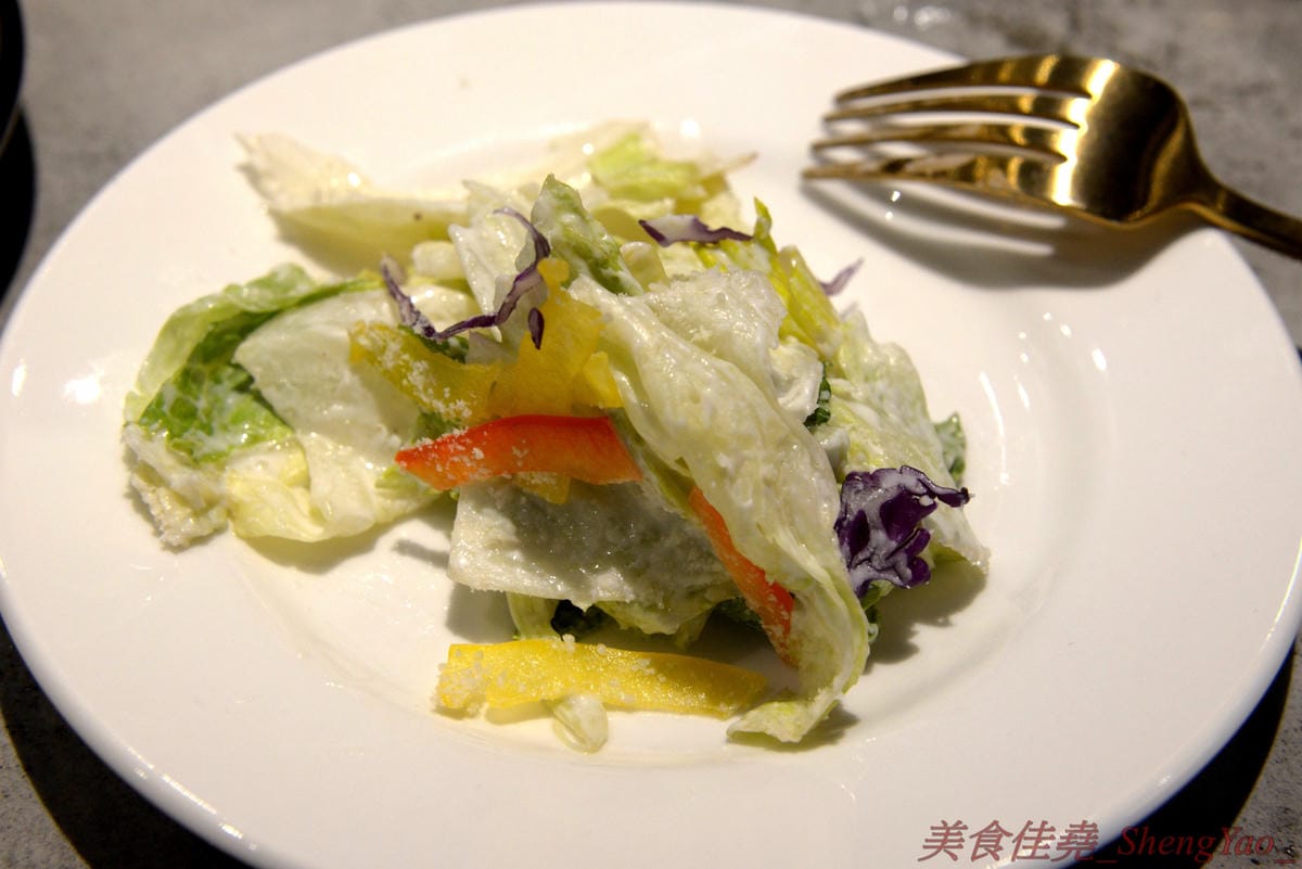 [台中北區]8德司 創意餐館 – 台中新開的好拍又好吃義式餐館,餐點彭湃帶點浮誇,不只有半個手掌大的巨無霸蛤蠣,海鮮飯是直接放上整隻龍蝦,明太子也是一次給一大沱,白醬橘醬口味都好吃,二樓