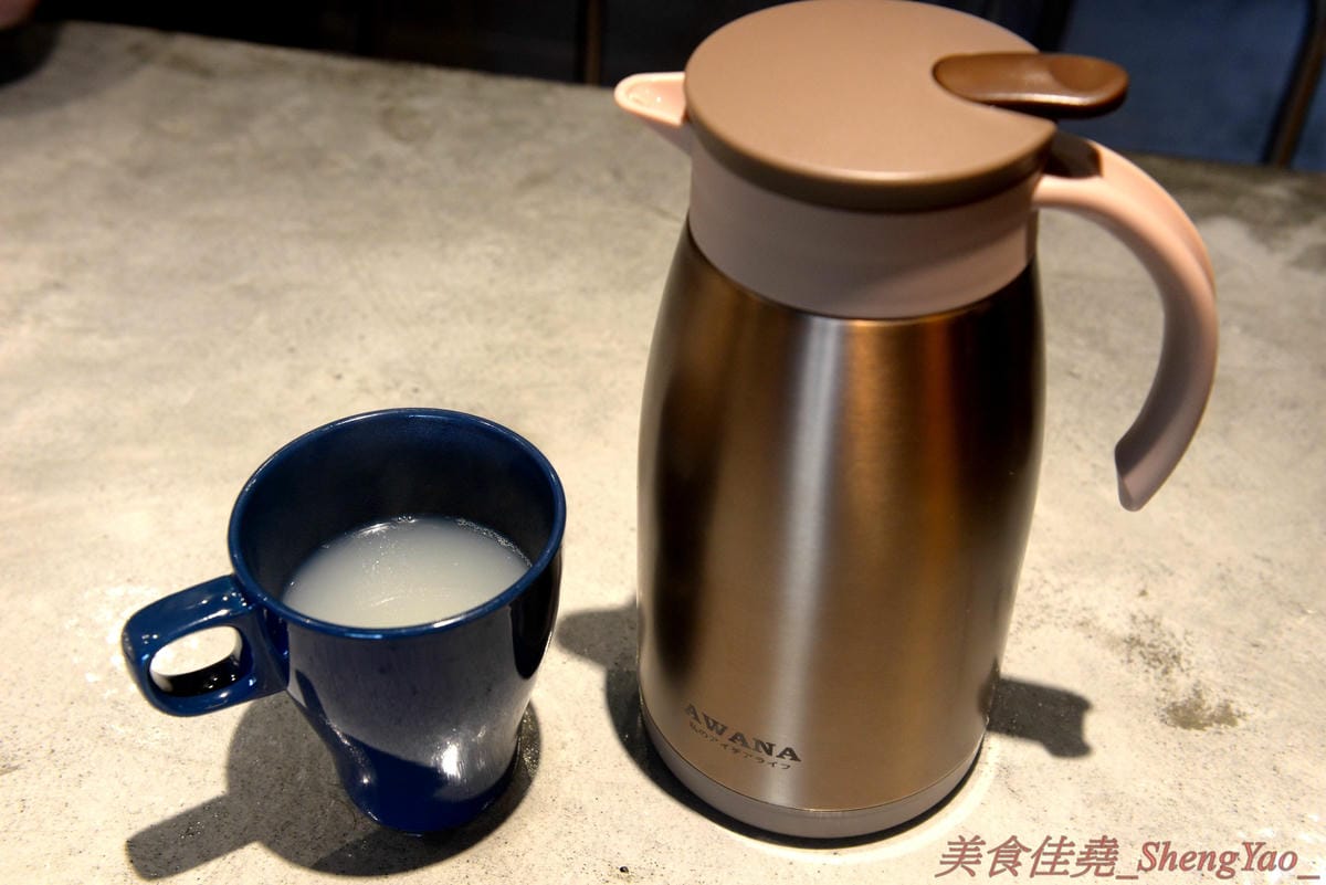 [台中北區]8德司 創意餐館 – 台中新開的好拍又好吃義式餐館,餐點彭湃帶點浮誇,不只有半個手掌大的巨無霸蛤蠣,海鮮飯是直接放上整隻龍蝦,明太子也是一次給一大沱,白醬橘醬口味都好吃,二樓