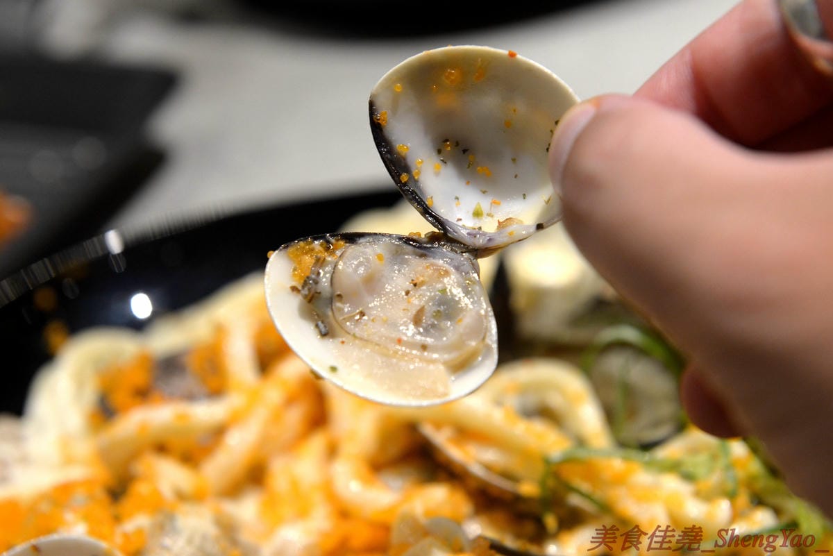 [台中北區]8德司 創意餐館 – 台中新開的好拍又好吃義式餐館,餐點彭湃帶點浮誇,不只有半個手掌大的巨無霸蛤蠣,海鮮飯是直接放上整隻龍蝦,明太子也是一次給一大沱,白醬橘醬口味都好吃,二樓