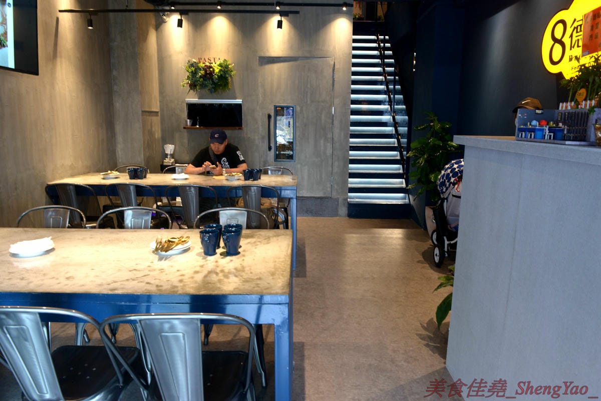 [台中北區]8德司 創意餐館 – 台中新開的好拍又好吃義式餐館,餐點彭湃帶點浮誇,不只有半個手掌大的巨無霸蛤蠣,海鮮飯是直接放上整隻龍蝦,明太子也是一次給一大沱,白醬橘醬口味都好吃,二樓