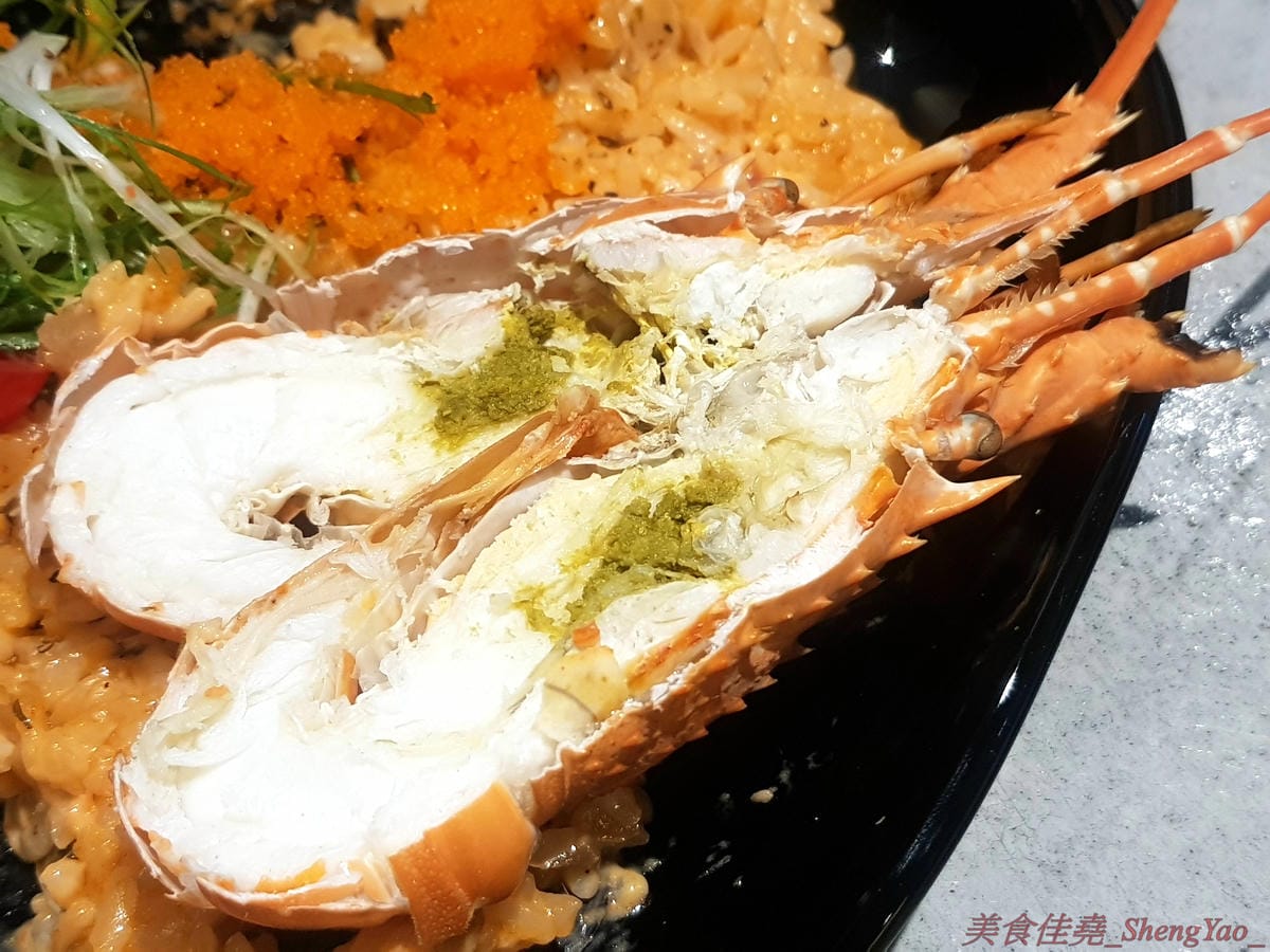 [台中北區]8德司 創意餐館 – 台中新開的好拍又好吃義式餐館,餐點彭湃帶點浮誇,不只有半個手掌大的巨無霸蛤蠣,海鮮飯是直接放上整隻龍蝦,明太子也是一次給一大沱,白醬橘醬口味都好吃,二樓