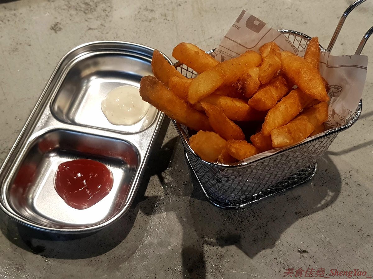 [台中北區]8德司 創意餐館 – 台中新開的好拍又好吃義式餐館,餐點彭湃帶點浮誇,不只有半個手掌大的巨無霸蛤蠣,海鮮飯是直接放上整隻龍蝦,明太子也是一次給一大沱,白醬橘醬口味都好吃,二樓