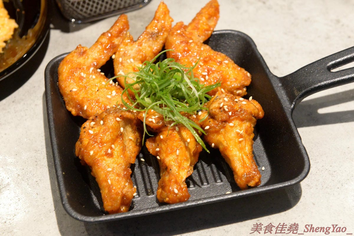 [台中北區]8德司 創意餐館 – 台中新開的好拍又好吃義式餐館,餐點彭湃帶點浮誇,不只有半個手掌大的巨無霸蛤蠣,海鮮飯是直接放上整隻龍蝦,明太子也是一次給一大沱,白醬橘醬口味都好吃,二樓