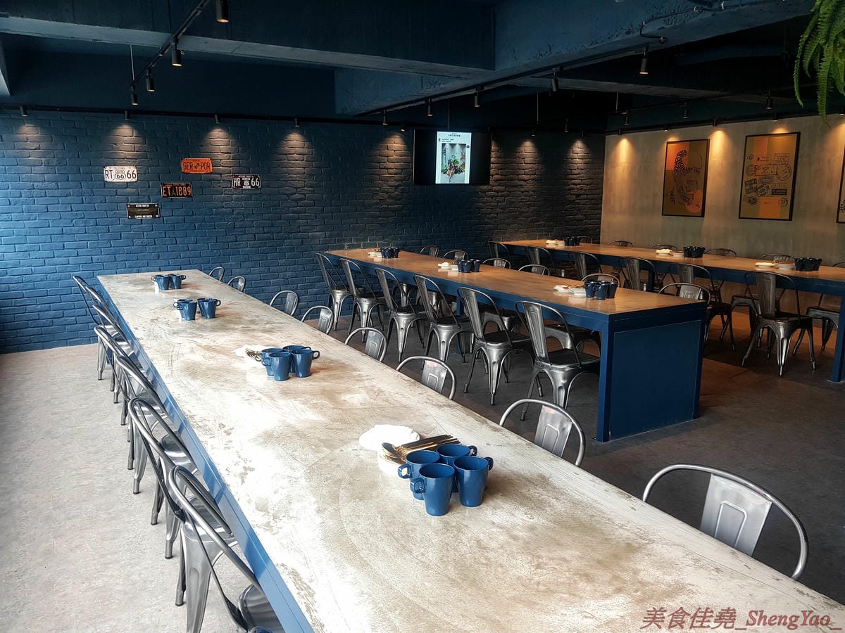 [台中北區]8德司 創意餐館 – 台中新開的好拍又好吃義式餐館,餐點彭湃帶點浮誇,不只有半個手掌大的巨無霸蛤蠣,海鮮飯是直接放上整隻龍蝦,明太子也是一次給一大沱,白醬橘醬口味都好吃,二樓