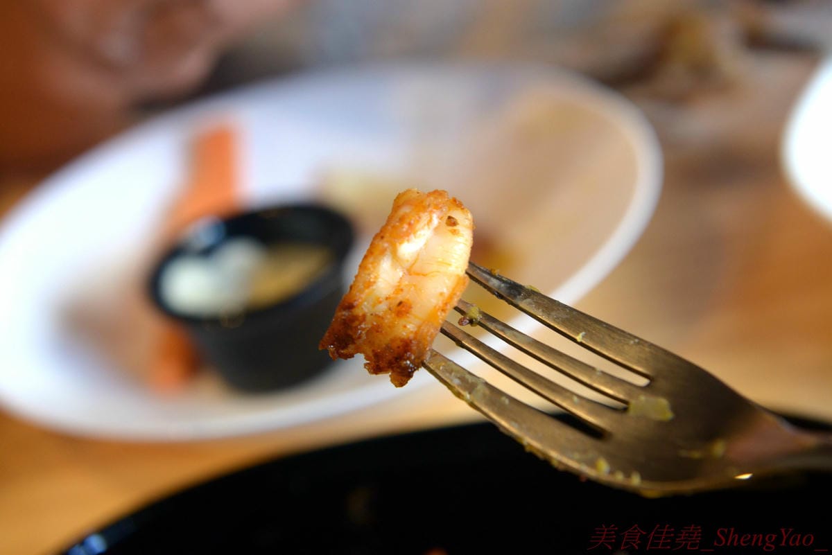 [台中北區]Harvie 哈維美式廚房 – 台中新開的美式廚房,餐點不只有漢堡,還有牛排、早午餐、開胃菜…東西豐富多達五十樣以上,漢堡牛肉是店家手打製作,厚實帶肉汁,牛排和開胃菜也不錯,月底前用