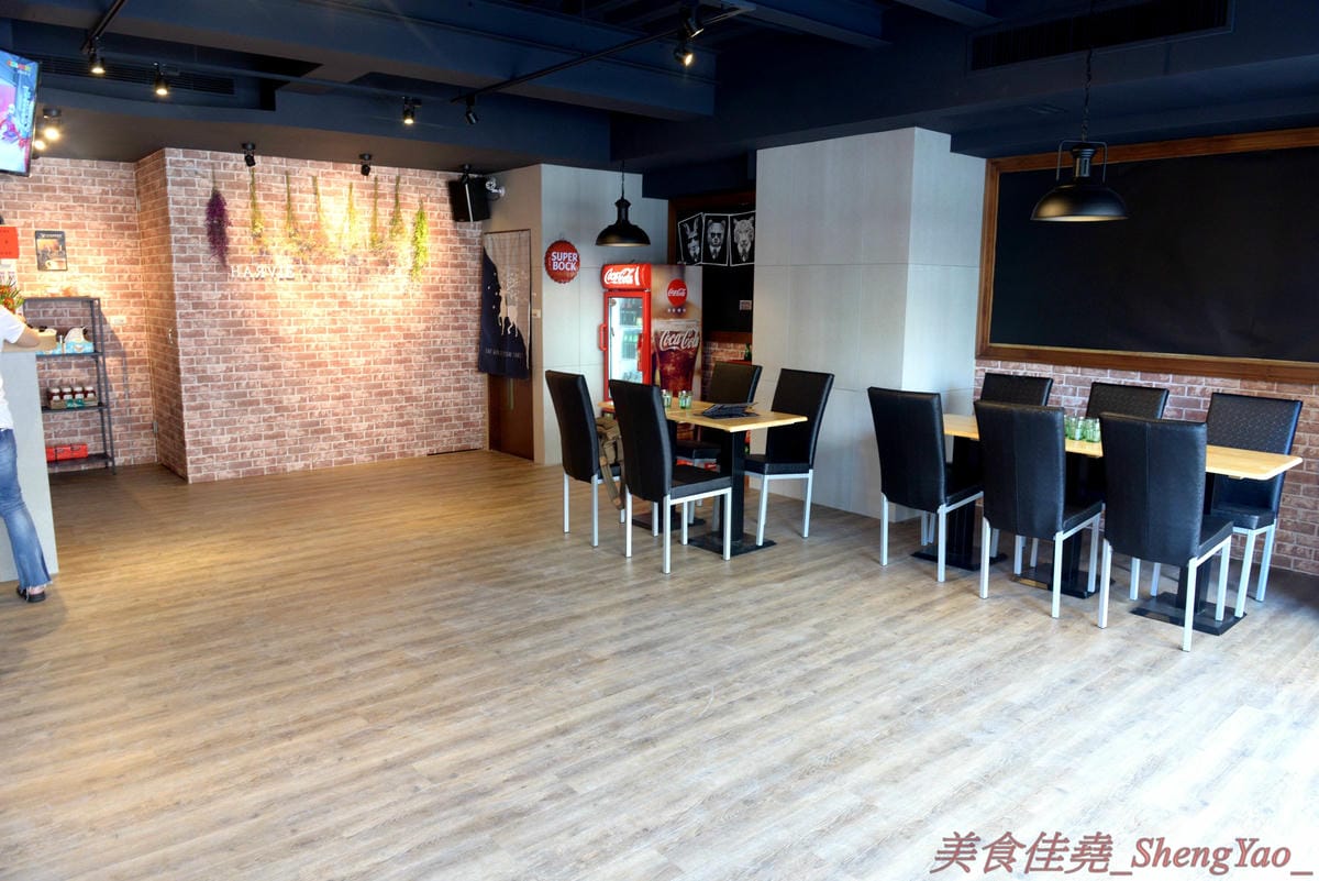 [台中北區]Harvie 哈維美式廚房 – 台中新開的美式廚房,餐點不只有漢堡,還有牛排、早午餐、開胃菜…東西豐富多達五十樣以上,漢堡牛肉是店家手打製作,厚實帶肉汁,牛排和開胃菜也不錯,月底前用