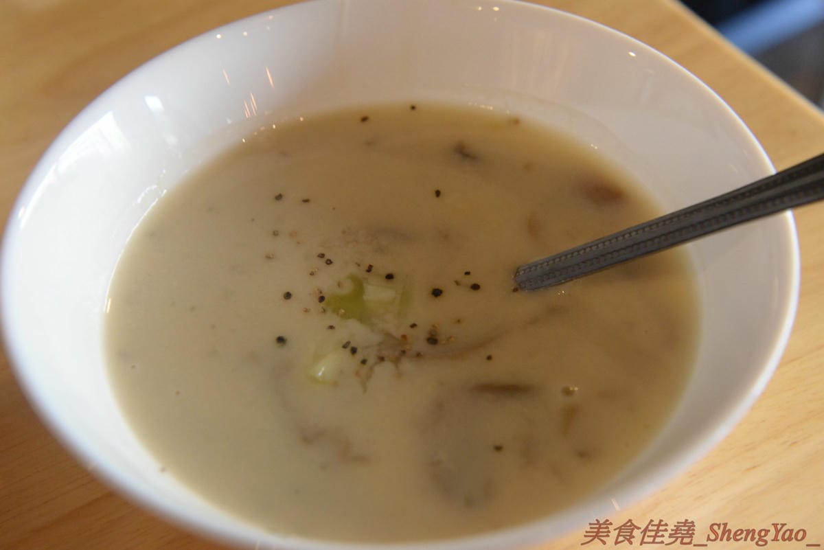 [台中北區]Harvie 哈維美式廚房 – 台中新開的美式廚房,餐點不只有漢堡,還有牛排、早午餐、開胃菜…東西豐富多達五十樣以上,漢堡牛肉是店家手打製作,厚實帶肉汁,牛排和開胃菜也不錯,月底前用