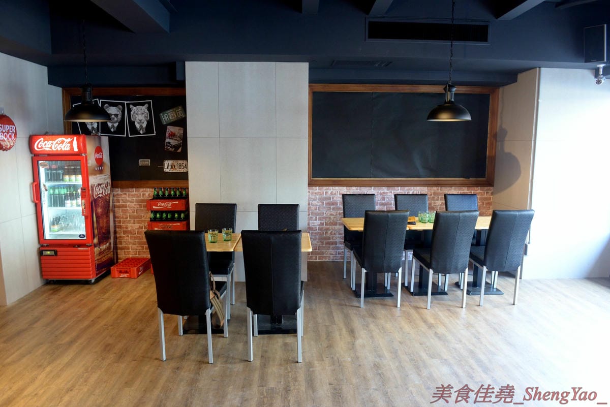 [台中北區]Harvie 哈維美式廚房 – 台中新開的美式廚房,餐點不只有漢堡,還有牛排、早午餐、開胃菜…東西豐富多達五十樣以上,漢堡牛肉是店家手打製作,厚實帶肉汁,牛排和開胃菜也不錯,月底前用