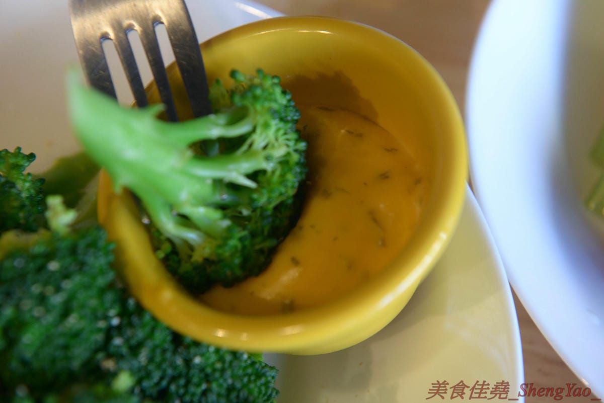 [台中北區]Harvie 哈維美式廚房 – 台中新開的美式廚房,餐點不只有漢堡,還有牛排、早午餐、開胃菜…東西豐富多達五十樣以上,漢堡牛肉是店家手打製作,厚實帶肉汁,牛排和開胃菜也不錯,月底前用