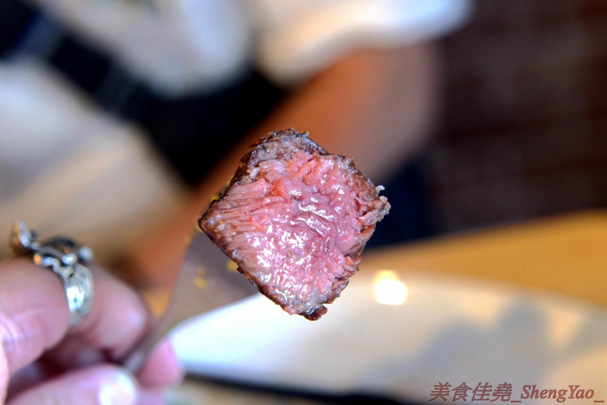 [台中北區]Harvie 哈維美式廚房 – 台中新開的美式廚房,餐點不只有漢堡,還有牛排、早午餐、開胃菜…東西豐富多達五十樣以上,漢堡牛肉是店家手打製作,厚實帶肉汁,牛排和開胃菜也不錯,月底前用