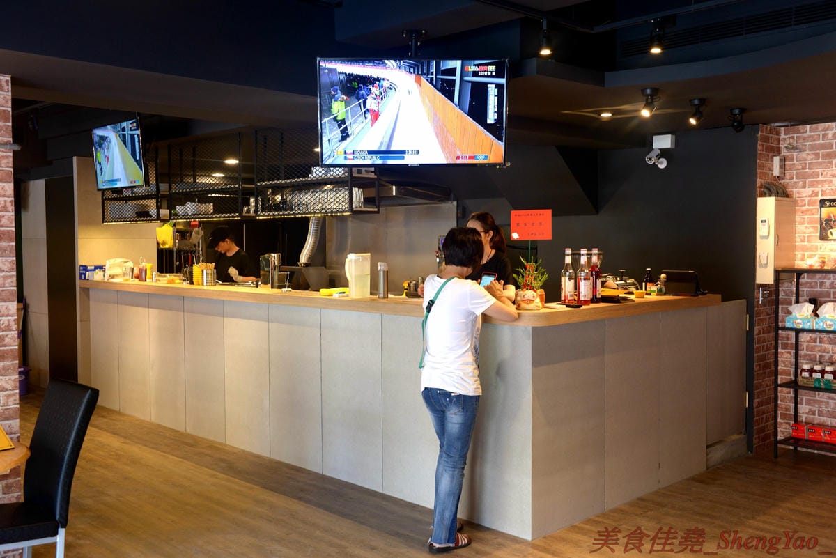 [台中北區]Harvie 哈維美式廚房 – 台中新開的美式廚房,餐點不只有漢堡,還有牛排、早午餐、開胃菜…東西豐富多達五十樣以上,漢堡牛肉是店家手打製作,厚實帶肉汁,牛排和開胃菜也不錯,月底前用