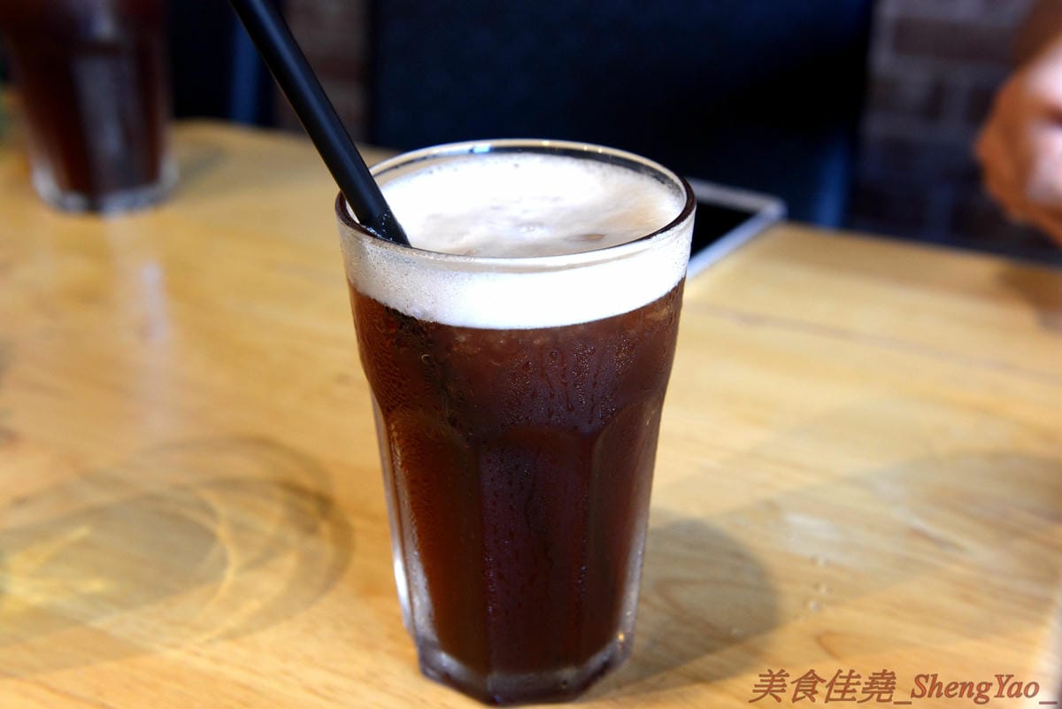 [台中北區]Harvie 哈維美式廚房 – 台中新開的美式廚房,餐點不只有漢堡,還有牛排、早午餐、開胃菜…東西豐富多達五十樣以上,漢堡牛肉是店家手打製作,厚實帶肉汁,牛排和開胃菜也不錯,月底前用