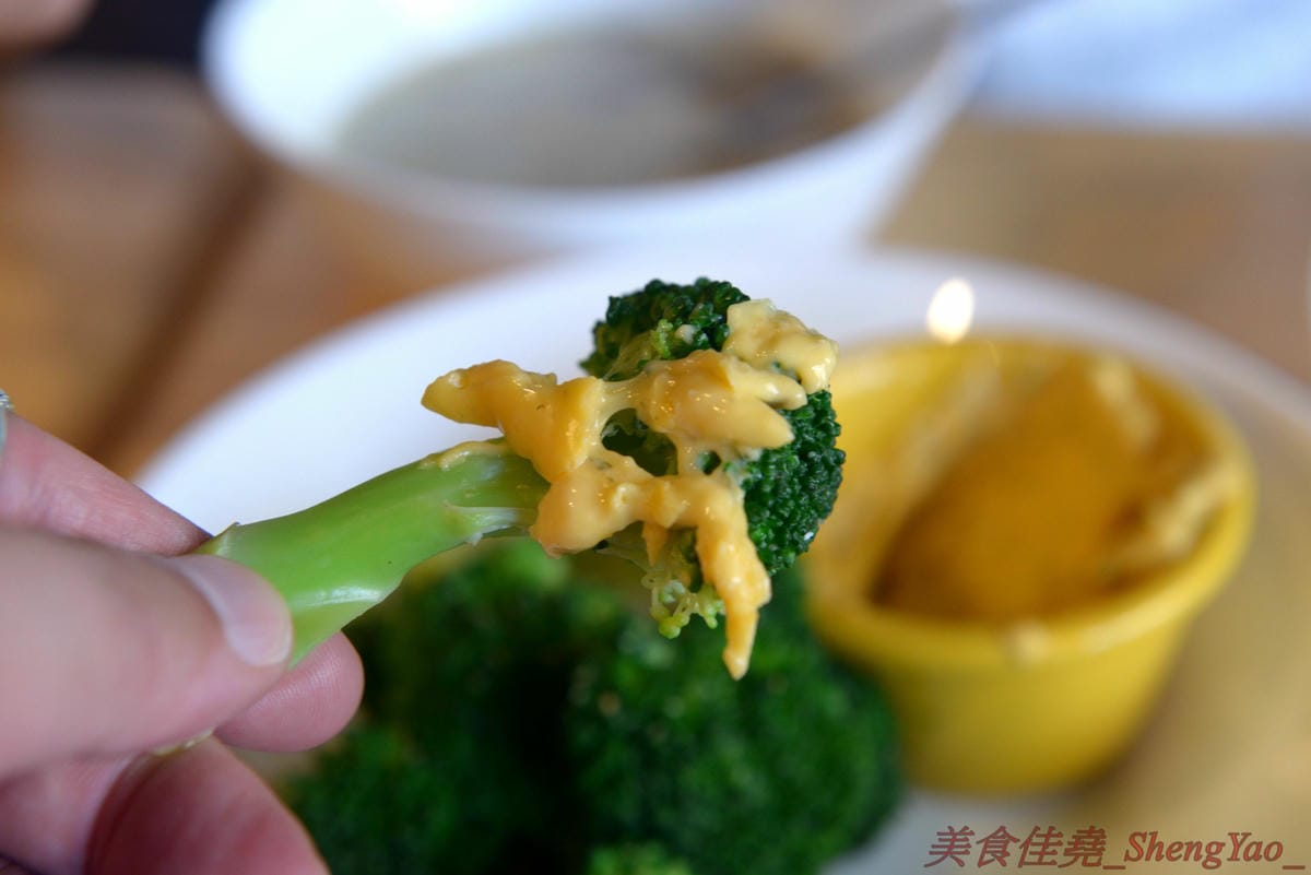 [台中北區]Harvie 哈維美式廚房 – 台中新開的美式廚房,餐點不只有漢堡,還有牛排、早午餐、開胃菜…東西豐富多達五十樣以上,漢堡牛肉是店家手打製作,厚實帶肉汁,牛排和開胃菜也不錯,月底前用