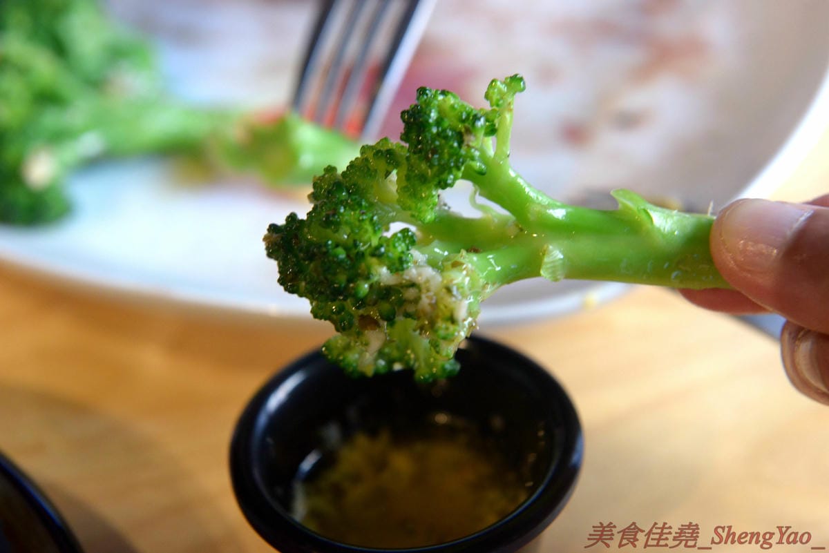 [台中北區]Harvie 哈維美式廚房 – 台中新開的美式廚房,餐點不只有漢堡,還有牛排、早午餐、開胃菜…東西豐富多達五十樣以上,漢堡牛肉是店家手打製作,厚實帶肉汁,牛排和開胃菜也不錯,月底前用