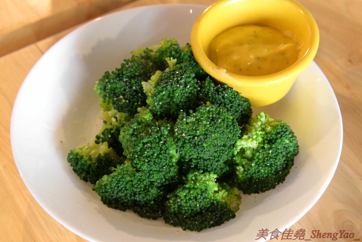 [台中北區]Harvie 哈維美式廚房 – 台中新開的美式廚房,餐點不只有漢堡,還有牛排、早午餐、開胃菜…東西豐富多達五十樣以上,漢堡牛肉是店家手打製作,厚實帶肉汁,牛排和開胃菜也不錯,月底前用