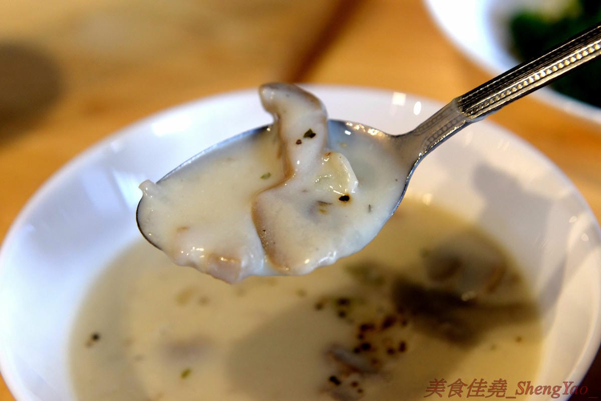 [台中北區]Harvie 哈維美式廚房 – 台中新開的美式廚房,餐點不只有漢堡,還有牛排、早午餐、開胃菜…東西豐富多達五十樣以上,漢堡牛肉是店家手打製作,厚實帶肉汁,牛排和開胃菜也不錯,月底前用