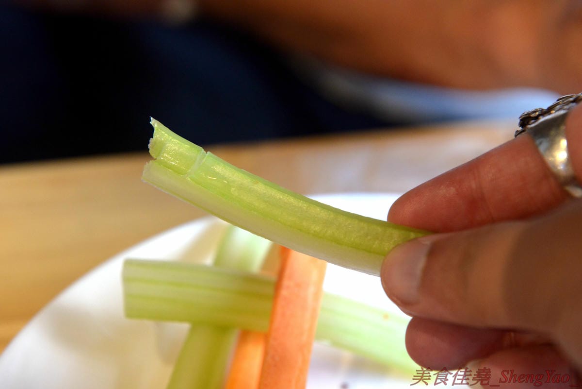 [台中北區]Harvie 哈維美式廚房 – 台中新開的美式廚房,餐點不只有漢堡,還有牛排、早午餐、開胃菜…東西豐富多達五十樣以上,漢堡牛肉是店家手打製作,厚實帶肉汁,牛排和開胃菜也不錯,月底前用