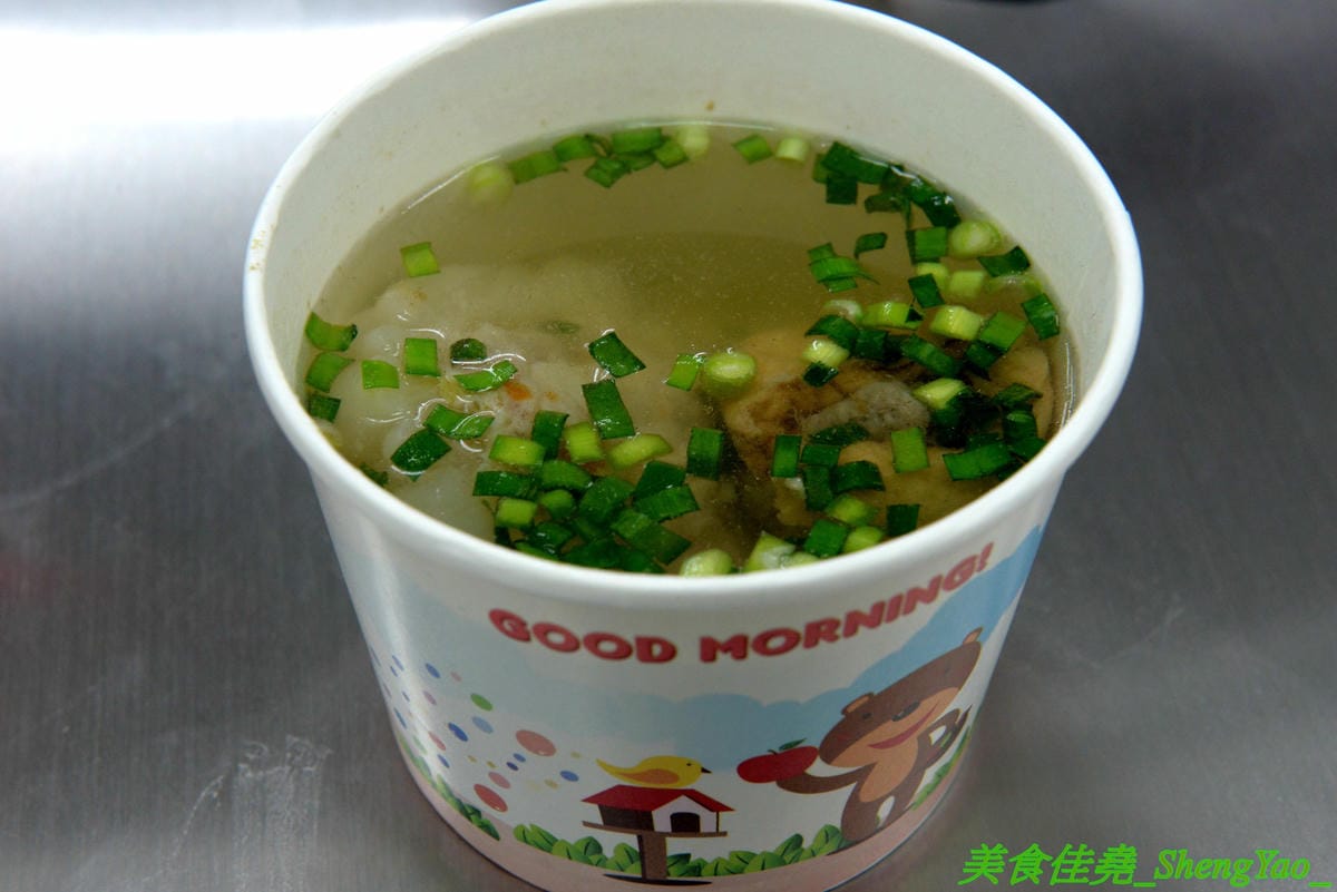 [台中沙鹿]大甲肉丸 沙鹿店 – 大甲50年歷史”嘉家樂肉丸”來沙鹿開分店,Q的肉丸和脆皮肉丸外皮各有特色,內餡料多實在,加上朝天椒辣椒醬超對味,營業時間到晚上12點,消夜吃肉圓很可以 !!