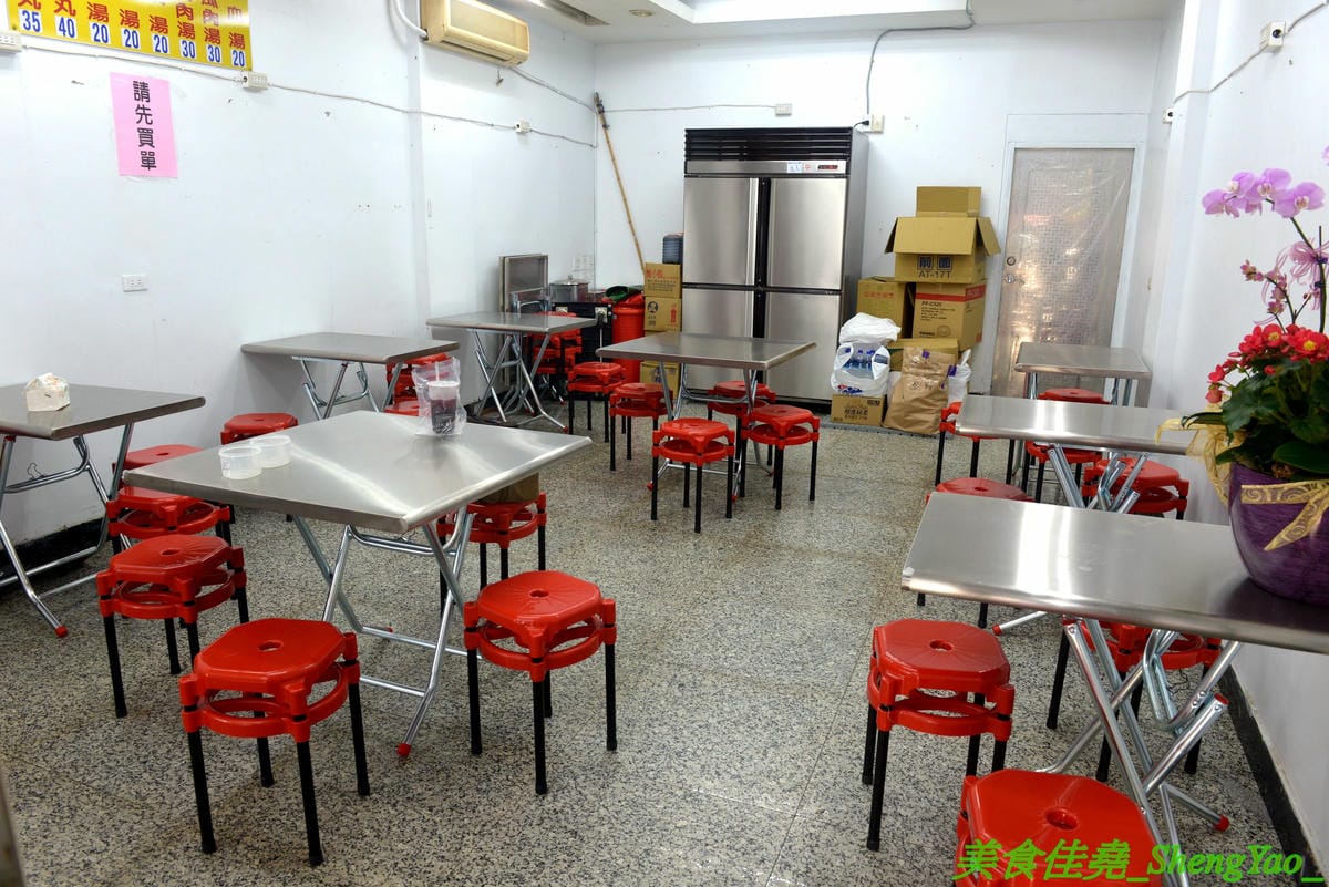 [台中沙鹿]大甲肉丸 沙鹿店 – 大甲50年歷史”嘉家樂肉丸”來沙鹿開分店,Q的肉丸和脆皮肉丸外皮各有特色,內餡料多實在,加上朝天椒辣椒醬超對味,營業時間到晚上12點,消夜吃肉圓很可以 !!