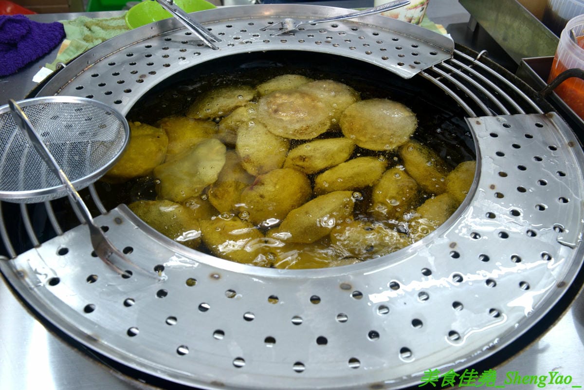 [台中沙鹿]大甲肉丸 沙鹿店 – 大甲50年歷史”嘉家樂肉丸”來沙鹿開分店,Q的肉丸和脆皮肉丸外皮各有特色,內餡料多實在,加上朝天椒辣椒醬超對味,營業時間到晚上12點,消夜吃肉圓很可以 !!