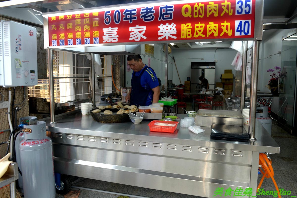 [台中沙鹿]大甲肉丸 沙鹿店 – 大甲50年歷史”嘉家樂肉丸”來沙鹿開分店,Q的肉丸和脆皮肉丸外皮各有特色,內餡料多實在,加上朝天椒辣椒醬超對味,營業時間到晚上12點,消夜吃肉圓很可以 !!