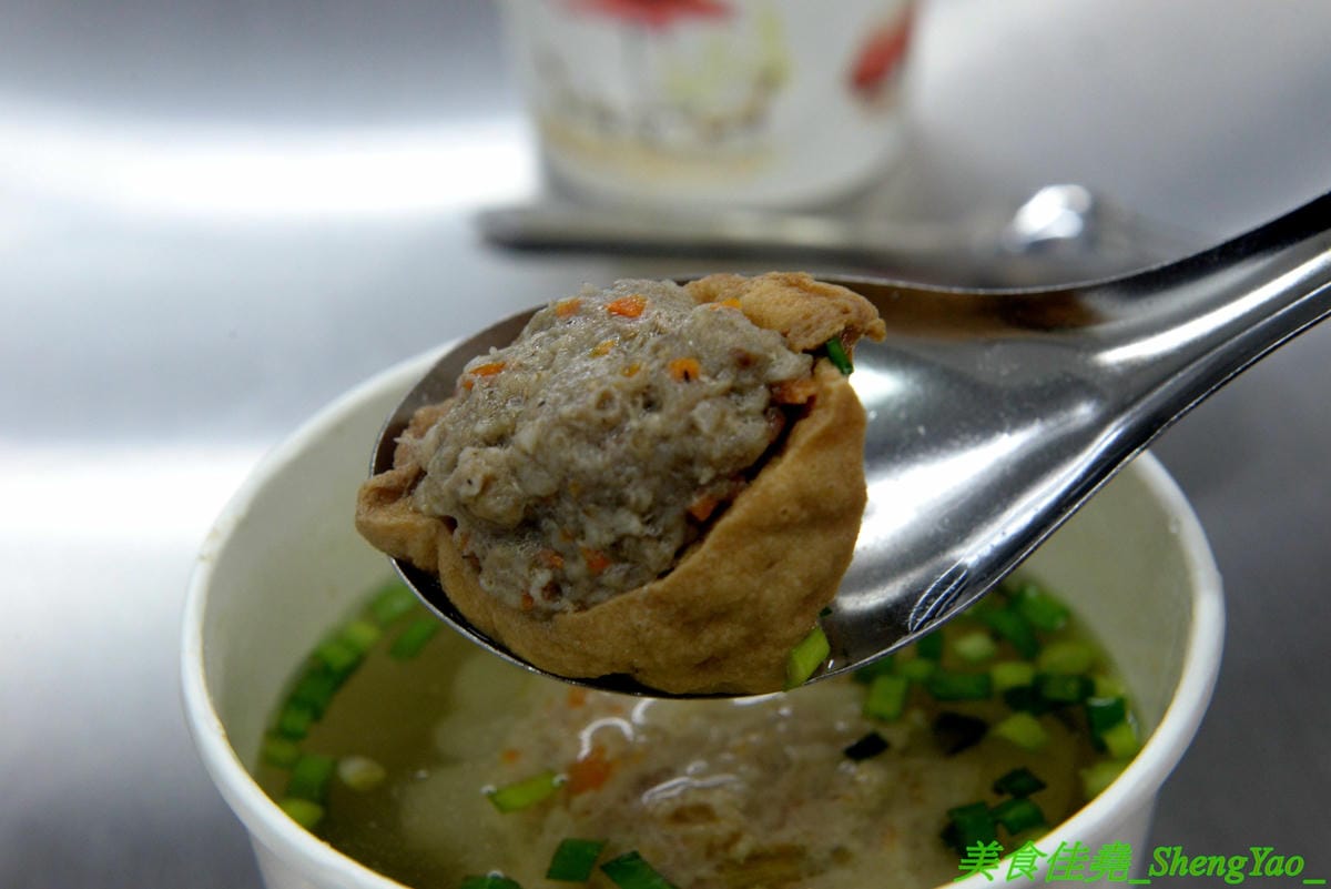[台中沙鹿]大甲肉丸 沙鹿店 – 大甲50年歷史”嘉家樂肉丸”來沙鹿開分店,Q的肉丸和脆皮肉丸外皮各有特色,內餡料多實在,加上朝天椒辣椒醬超對味,營業時間到晚上12點,消夜吃肉圓很可以 !!
