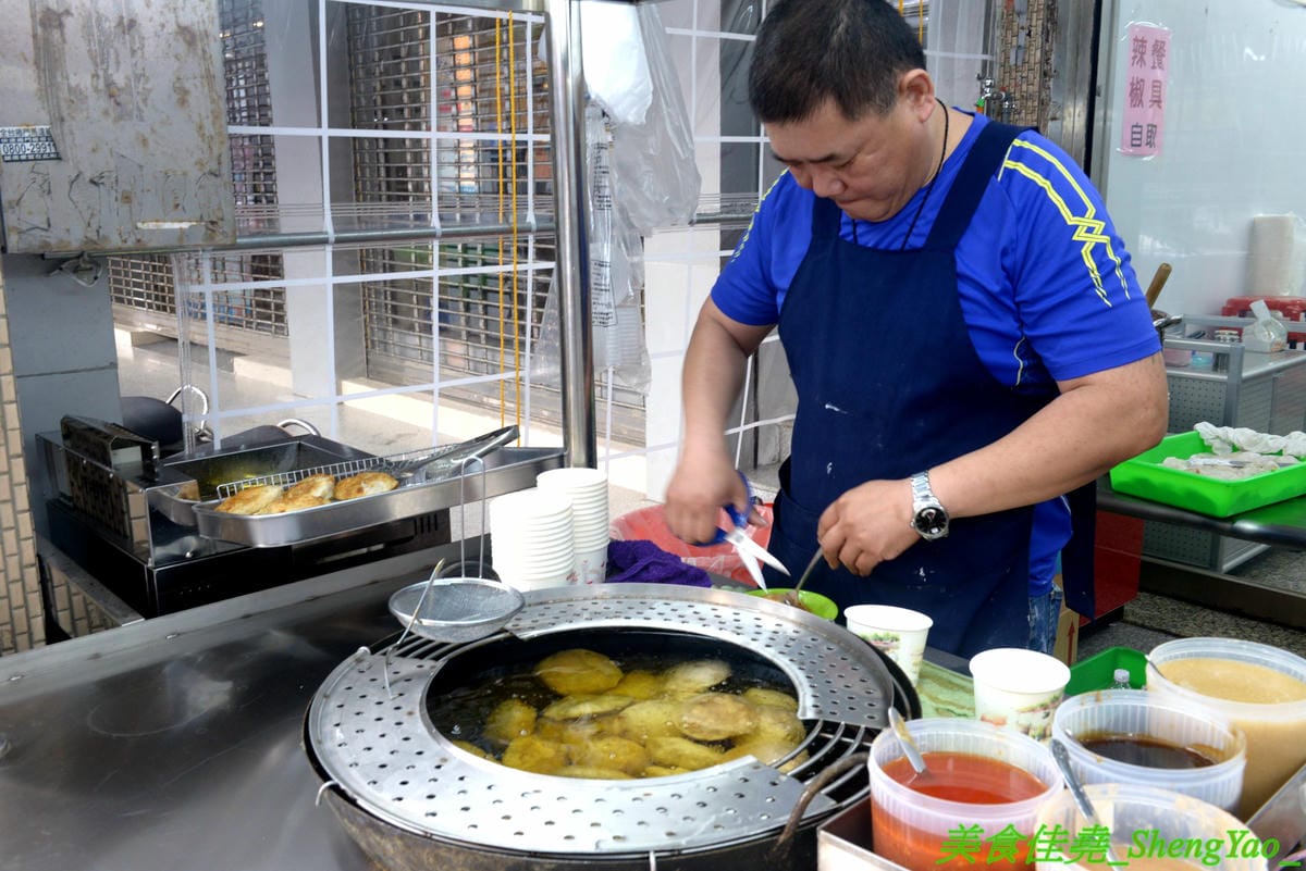 [台中沙鹿]大甲肉丸 沙鹿店 – 大甲50年歷史”嘉家樂肉丸”來沙鹿開分店,Q的肉丸和脆皮肉丸外皮各有特色,內餡料多實在,加上朝天椒辣椒醬超對味,營業時間到晚上12點,消夜吃肉圓很可以 !!