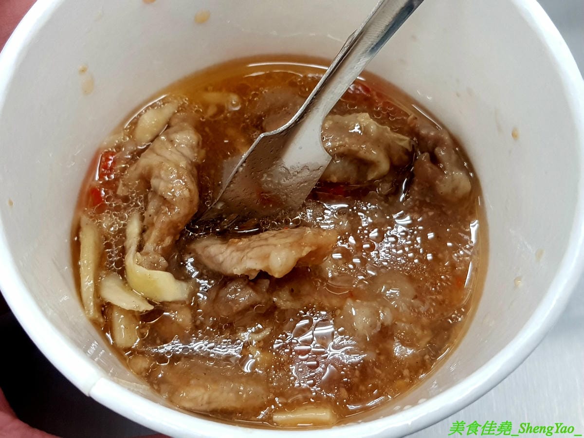 [台中沙鹿]大甲肉丸 沙鹿店 – 大甲50年歷史”嘉家樂肉丸”來沙鹿開分店,Q的肉丸和脆皮肉丸外皮各有特色,內餡料多實在,加上朝天椒辣椒醬超對味,營業時間到晚上12點,消夜吃肉圓很可以 !!