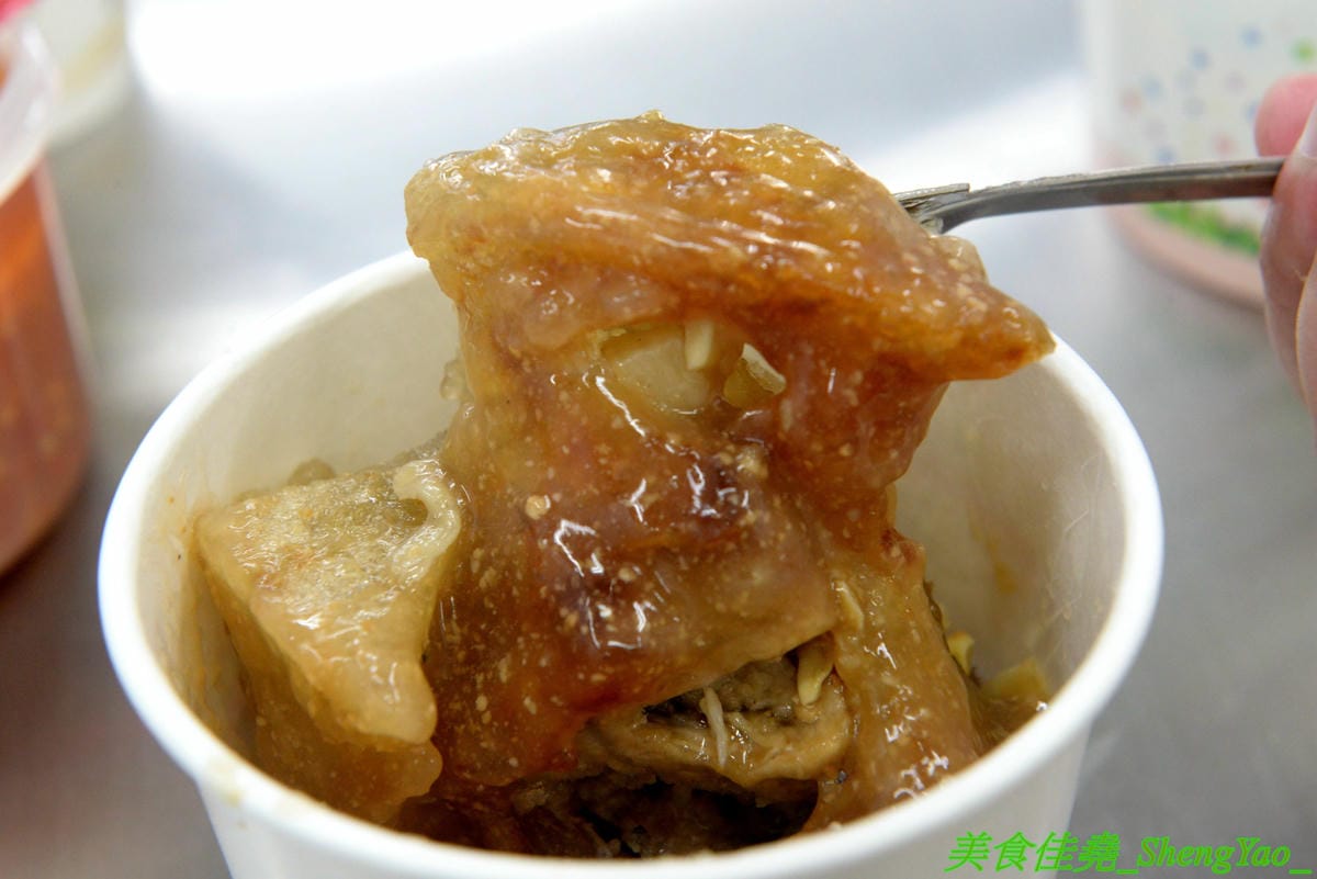 [台中沙鹿]大甲肉丸 沙鹿店 – 大甲50年歷史”嘉家樂肉丸”來沙鹿開分店,Q的肉丸和脆皮肉丸外皮各有特色,內餡料多實在,加上朝天椒辣椒醬超對味,營業時間到晚上12點,消夜吃肉圓很可以 !!
