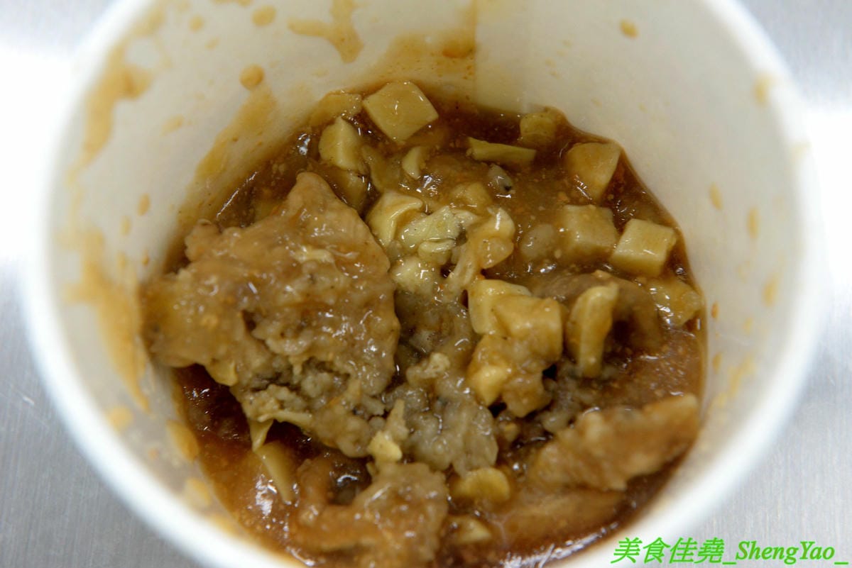[台中沙鹿]大甲肉丸 沙鹿店 – 大甲50年歷史”嘉家樂肉丸”來沙鹿開分店,Q的肉丸和脆皮肉丸外皮各有特色,內餡料多實在,加上朝天椒辣椒醬超對味,營業時間到晚上12點,消夜吃肉圓很可以 !!