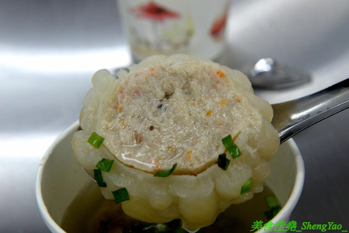 [台中沙鹿]大甲肉丸 沙鹿店 – 大甲50年歷史”嘉家樂肉丸”來沙鹿開分店,Q的肉丸和脆皮肉丸外皮各有特色,內餡料多實在,加上朝天椒辣椒醬超對味,營業時間到晚上12點,消夜吃肉圓很可以 !!
