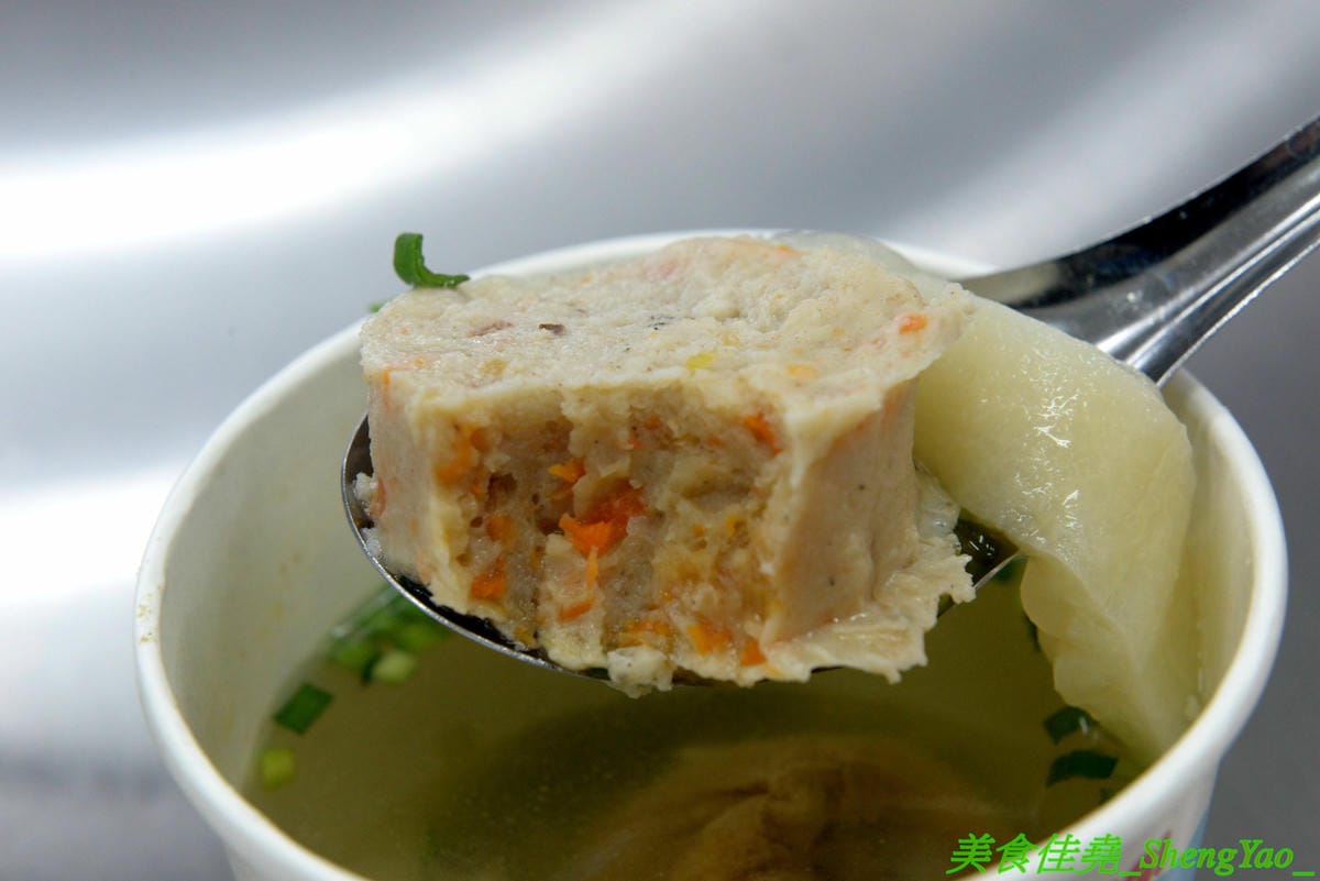 [台中沙鹿]大甲肉丸 沙鹿店 – 大甲50年歷史”嘉家樂肉丸”來沙鹿開分店,Q的肉丸和脆皮肉丸外皮各有特色,內餡料多實在,加上朝天椒辣椒醬超對味,營業時間到晚上12點,消夜吃肉圓很可以 !!