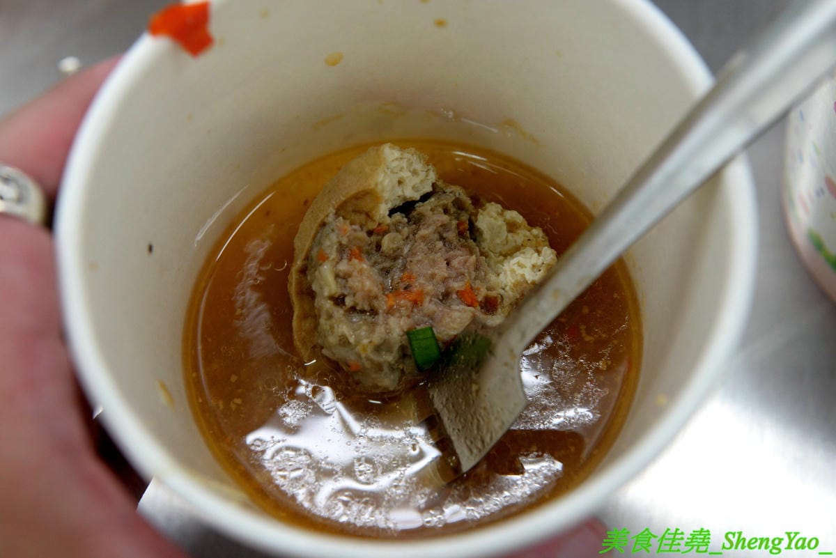 [台中沙鹿]大甲肉丸 沙鹿店 – 大甲50年歷史”嘉家樂肉丸”來沙鹿開分店,Q的肉丸和脆皮肉丸外皮各有特色,內餡料多實在,加上朝天椒辣椒醬超對味,營業時間到晚上12點,消夜吃肉圓很可以 !!