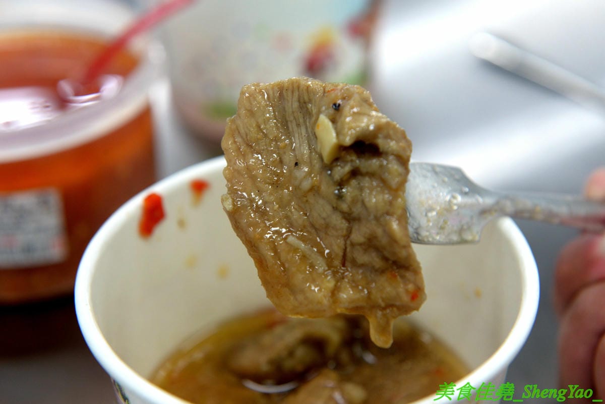 [台中沙鹿]大甲肉丸 沙鹿店 – 大甲50年歷史”嘉家樂肉丸”來沙鹿開分店,Q的肉丸和脆皮肉丸外皮各有特色,內餡料多實在,加上朝天椒辣椒醬超對味,營業時間到晚上12點,消夜吃肉圓很可以 !!