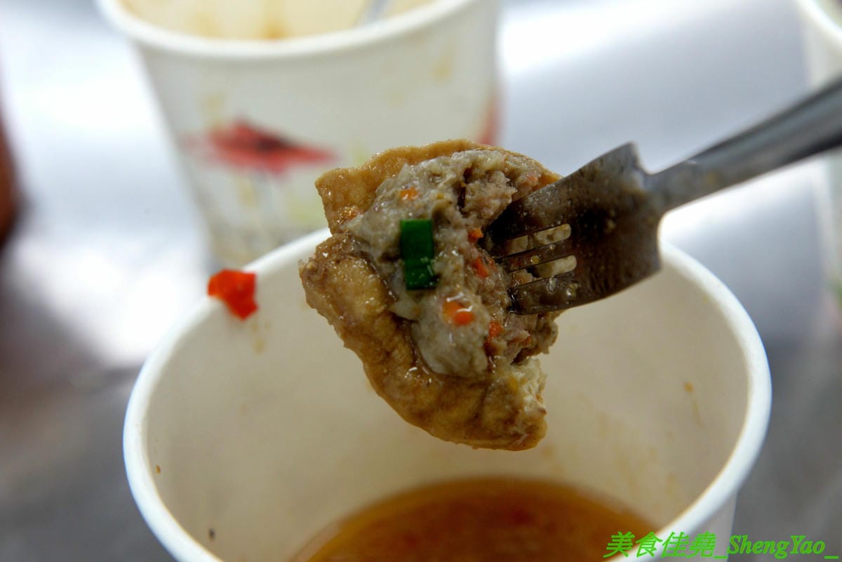 [台中沙鹿]大甲肉丸 沙鹿店 – 大甲50年歷史”嘉家樂肉丸”來沙鹿開分店,Q的肉丸和脆皮肉丸外皮各有特色,內餡料多實在,加上朝天椒辣椒醬超對味,營業時間到晚上12點,消夜吃肉圓很可以 !!