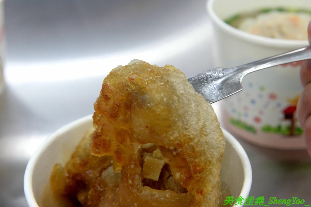 [台中沙鹿]大甲肉丸 沙鹿店 – 大甲50年歷史”嘉家樂肉丸”來沙鹿開分店,Q的肉丸和脆皮肉丸外皮各有特色,內餡料多實在,加上朝天椒辣椒醬超對味,營業時間到晚上12點,消夜吃肉圓很可以 !!