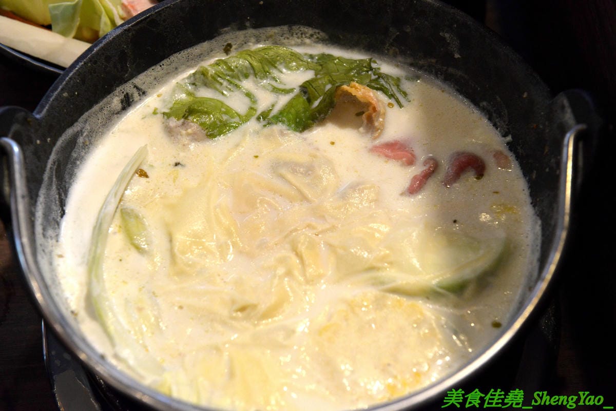 [台中沙鹿]千波苑 – 沙鹿新開的精緻鍋物餐廳,質感裝潢,湯頭有特色,食材新鮮,竟然還有日本A5近江和牛和現撈活龍蝦,隨餐就附一整壺冰紅茶,餐後還有甜點,C/P值不差,旁邊有附設停車場,停車超方
