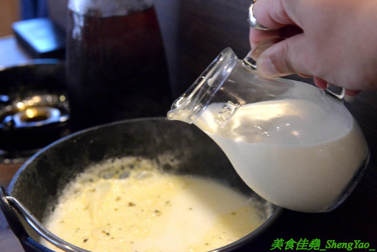 [台中沙鹿]千波苑 – 沙鹿新開的精緻鍋物餐廳,質感裝潢,湯頭有特色,食材新鮮,竟然還有日本A5近江和牛和現撈活龍蝦,隨餐就附一整壺冰紅茶,餐後還有甜點,C/P值不差,旁邊有附設停車場,停車超方