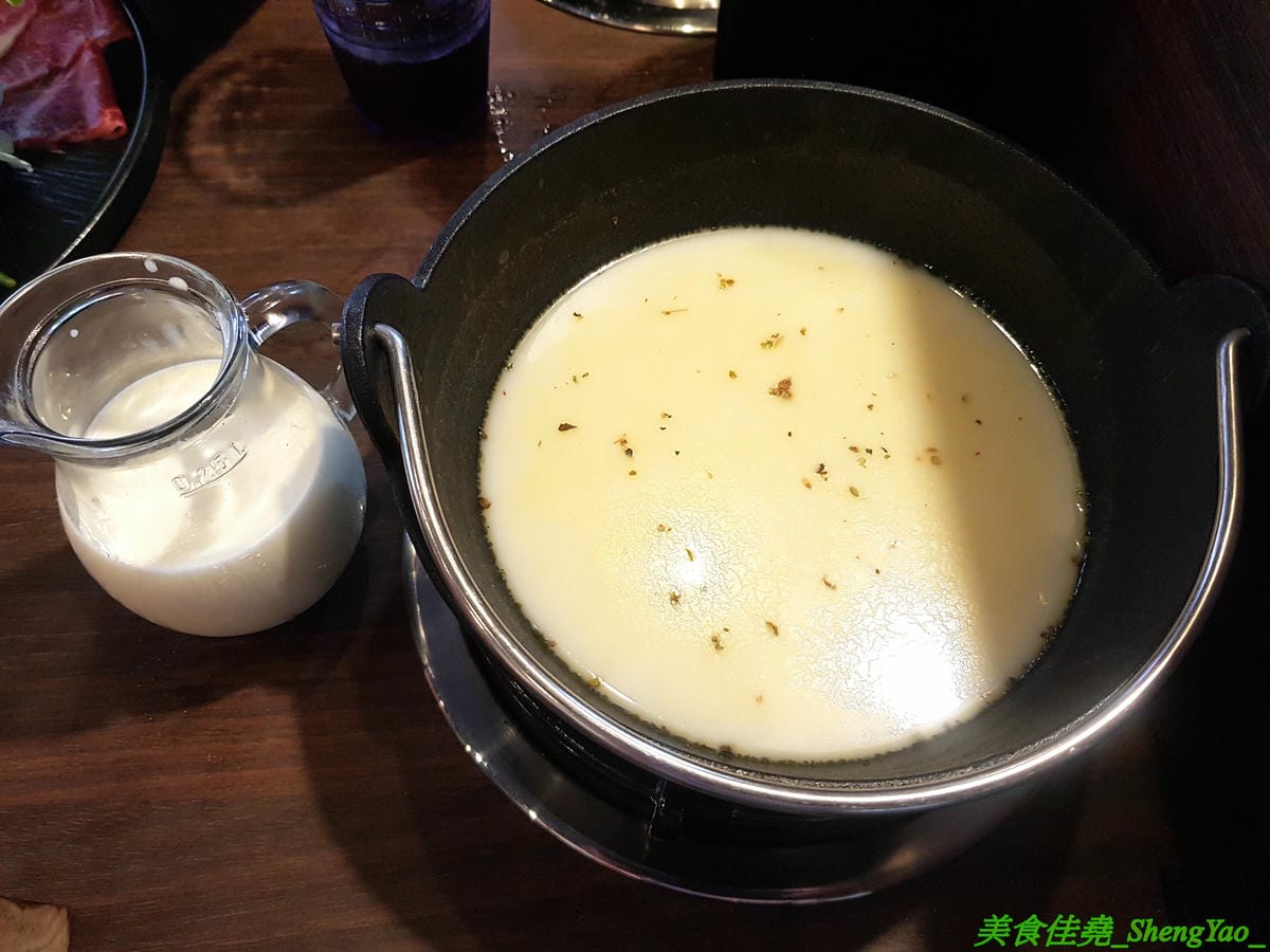 [台中沙鹿]千波苑 – 沙鹿新開的精緻鍋物餐廳,質感裝潢,湯頭有特色,食材新鮮,竟然還有日本A5近江和牛和現撈活龍蝦,隨餐就附一整壺冰紅茶,餐後還有甜點,C/P值不差,旁邊有附設停車場,停車超方