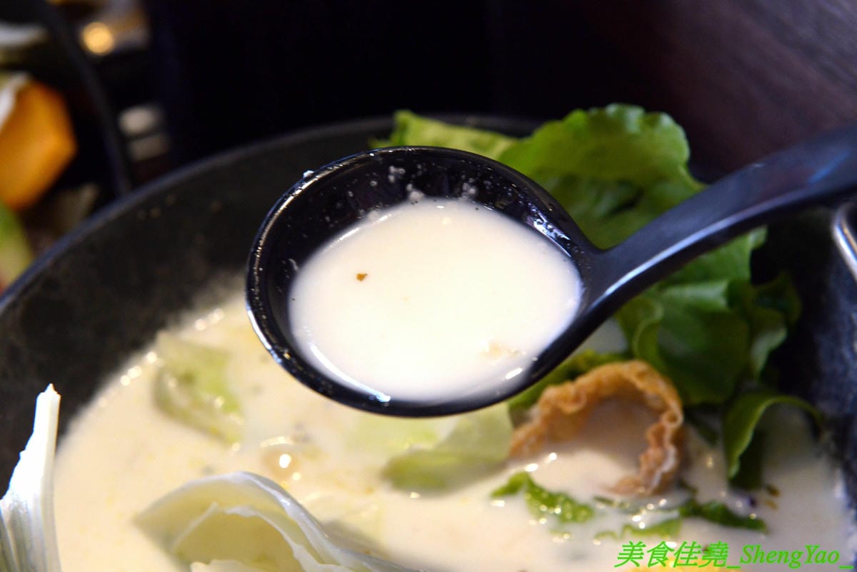 [台中沙鹿]千波苑 – 沙鹿新開的精緻鍋物餐廳,質感裝潢,湯頭有特色,食材新鮮,竟然還有日本A5近江和牛和現撈活龍蝦,隨餐就附一整壺冰紅茶,餐後還有甜點,C/P值不差,旁邊有附設停車場,停車超方