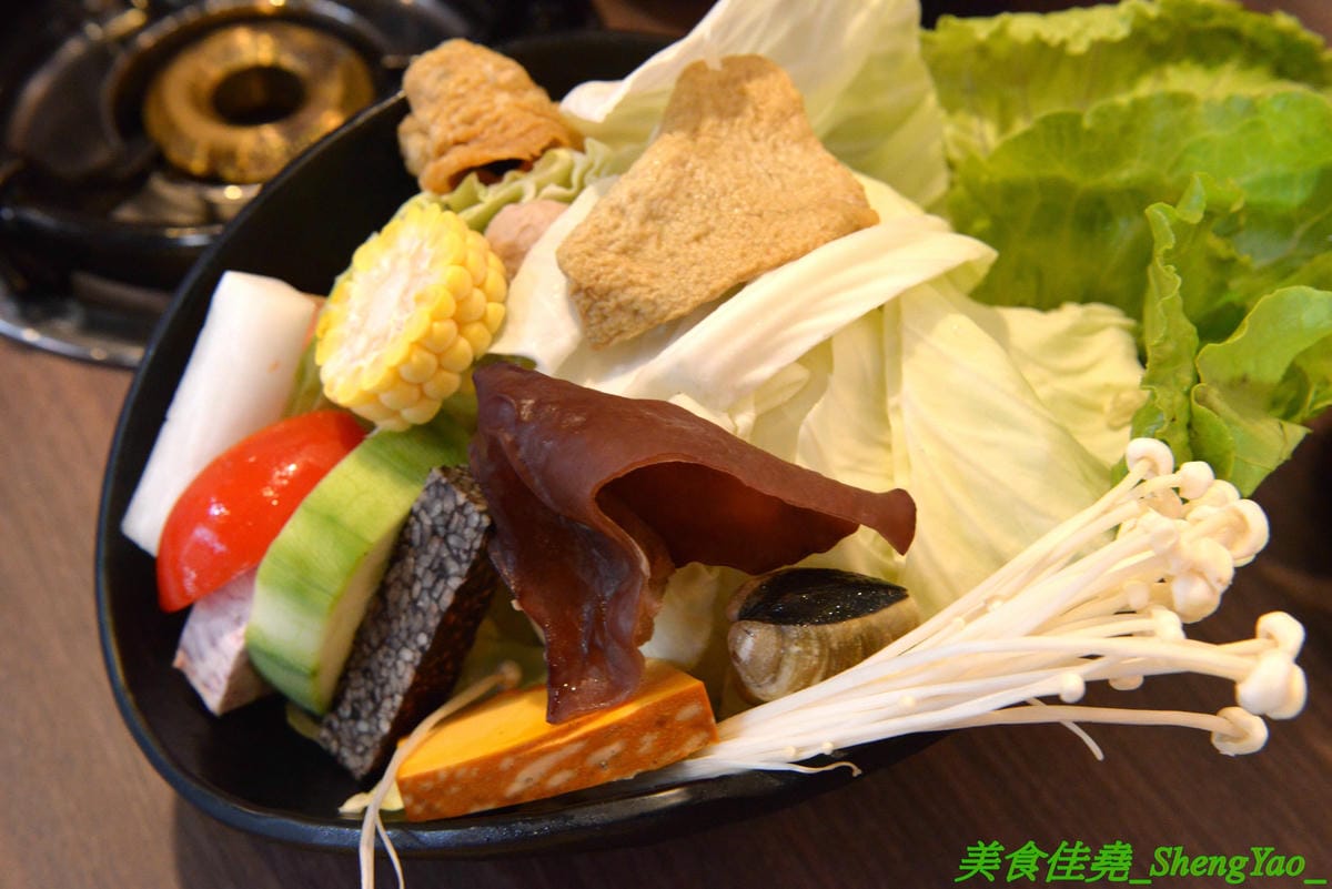 [台中沙鹿]千波苑 – 沙鹿新開的精緻鍋物餐廳,質感裝潢,湯頭有特色,食材新鮮,竟然還有日本A5近江和牛和現撈活龍蝦,隨餐就附一整壺冰紅茶,餐後還有甜點,C/P值不差,旁邊有附設停車場,停車超方