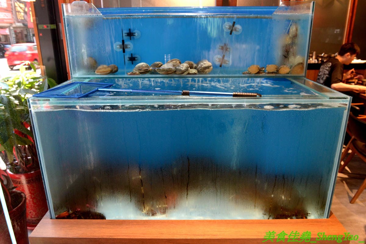 [台中沙鹿]千波苑 – 沙鹿新開的精緻鍋物餐廳,質感裝潢,湯頭有特色,食材新鮮,竟然還有日本A5近江和牛和現撈活龍蝦,隨餐就附一整壺冰紅茶,餐後還有甜點,C/P值不差,旁邊有附設停車場,停車超方