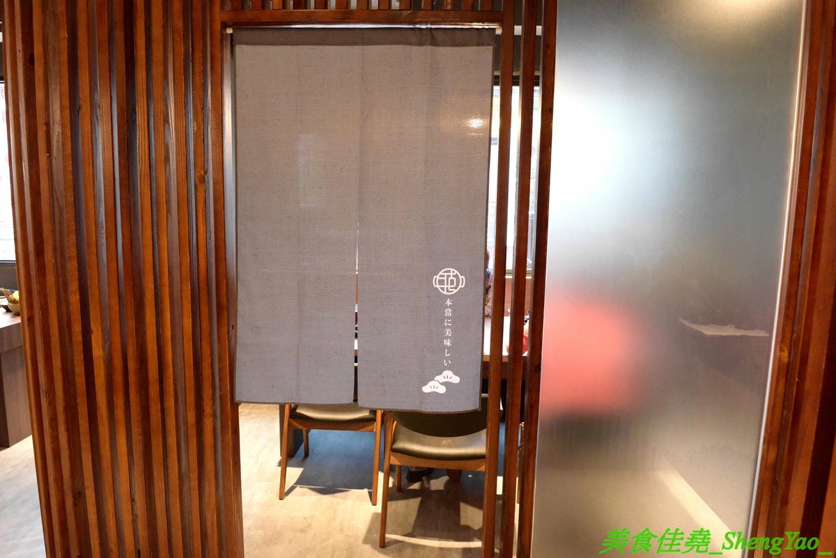 [台中沙鹿]千波苑 – 沙鹿新開的精緻鍋物餐廳,質感裝潢,湯頭有特色,食材新鮮,竟然還有日本A5近江和牛和現撈活龍蝦,隨餐就附一整壺冰紅茶,餐後還有甜點,C/P值不差,旁邊有附設停車場,停車超方