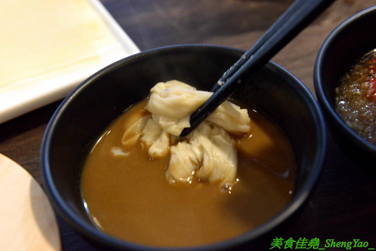 [台中沙鹿]千波苑 – 沙鹿新開的精緻鍋物餐廳,質感裝潢,湯頭有特色,食材新鮮,竟然還有日本A5近江和牛和現撈活龍蝦,隨餐就附一整壺冰紅茶,餐後還有甜點,C/P值不差,旁邊有附設停車場,停車超方