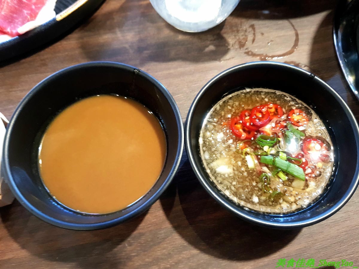 [台中沙鹿]千波苑 – 沙鹿新開的精緻鍋物餐廳,質感裝潢,湯頭有特色,食材新鮮,竟然還有日本A5近江和牛和現撈活龍蝦,隨餐就附一整壺冰紅茶,餐後還有甜點,C/P值不差,旁邊有附設停車場,停車超方