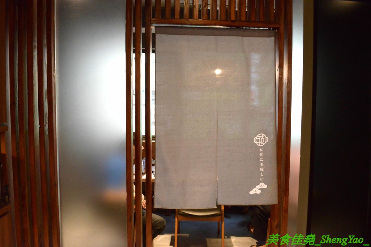 [台中沙鹿]千波苑 – 沙鹿新開的精緻鍋物餐廳,質感裝潢,湯頭有特色,食材新鮮,竟然還有日本A5近江和牛和現撈活龍蝦,隨餐就附一整壺冰紅茶,餐後還有甜點,C/P值不差,旁邊有附設停車場,停車超方