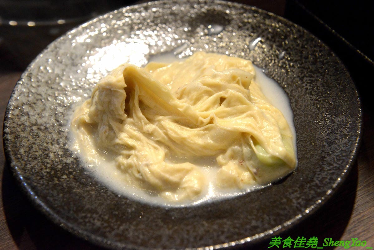 [台中沙鹿]千波苑 – 沙鹿新開的精緻鍋物餐廳,質感裝潢,湯頭有特色,食材新鮮,竟然還有日本A5近江和牛和現撈活龍蝦,隨餐就附一整壺冰紅茶,餐後還有甜點,C/P值不差,旁邊有附設停車場,停車超方