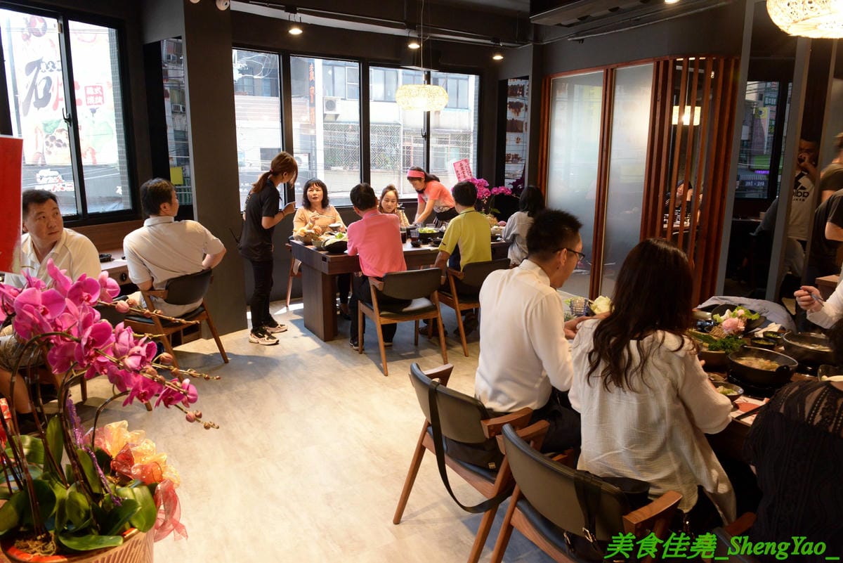 [台中沙鹿]千波苑 – 沙鹿新開的精緻鍋物餐廳,質感裝潢,湯頭有特色,食材新鮮,竟然還有日本A5近江和牛和現撈活龍蝦,隨餐就附一整壺冰紅茶,餐後還有甜點,C/P值不差,旁邊有附設停車場,停車超方