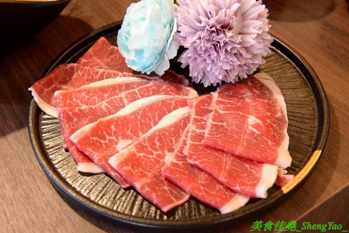 [台中沙鹿]千波苑 – 沙鹿新開的精緻鍋物餐廳,質感裝潢,湯頭有特色,食材新鮮,竟然還有日本A5近江和牛和現撈活龍蝦,隨餐就附一整壺冰紅茶,餐後還有甜點,C/P值不差,旁邊有附設停車場,停車超方