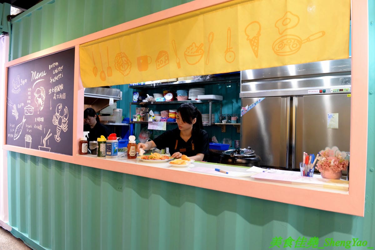 [彰化]與你見麵 – 彰化超夢幻貨櫃屋餐廳,粉色系美美外觀,彩繪販賣機大門,2樓還有夜晚星光閃亮玻璃屋,店內店外好幾處適合拍照,餐點精緻口味不俗,波士頓龍蝦義大利麵超霸氣,5/31前來店打卡分